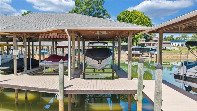 25 Lands End CIR, Union Hall, VA 24176