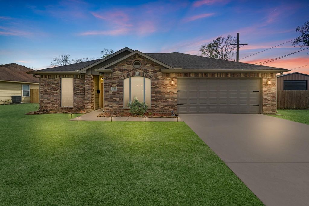 2418 Hollywood Avenue, Liberty, TX 77575