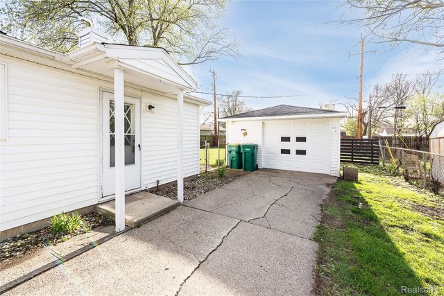 366 S Harris Road, York Charter Township, MI 48198