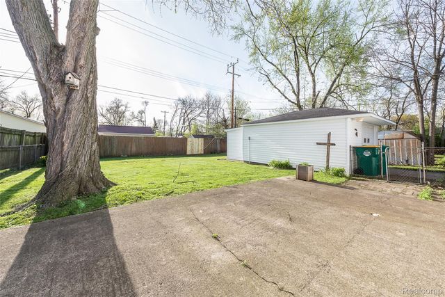 366 S Harris Road, York Charter Township, MI 48198