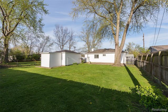 366 S Harris Road, York Charter Township, MI 48198