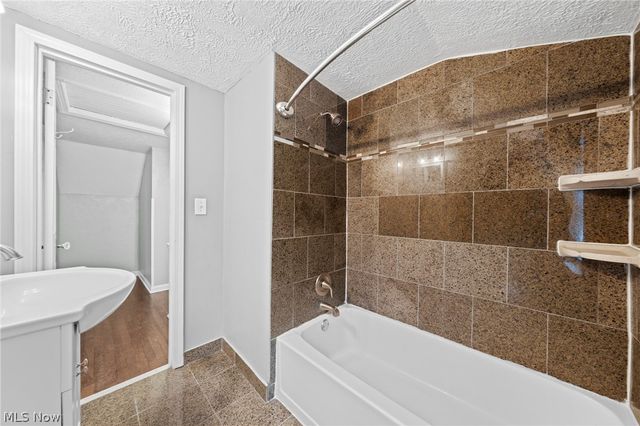 3504 E Scarborough Road, Cleveland Heights, OH 44118