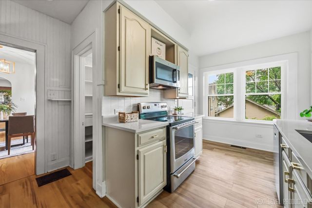 609 S 5th Avenue, St. Charles, IL 60174