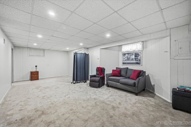609 S 5th Avenue, St. Charles, IL 60174