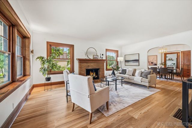 609 S 5th Avenue, St. Charles, IL 60174