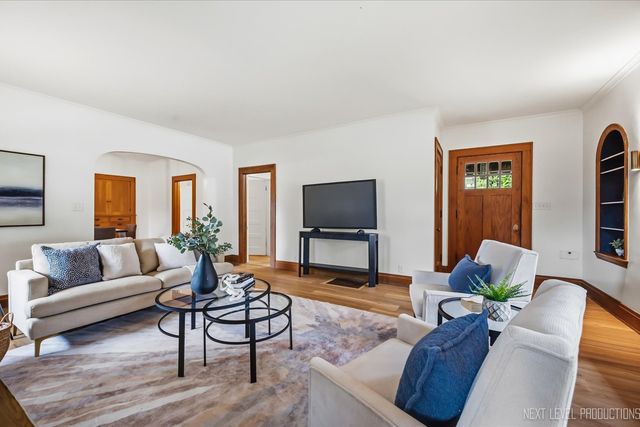 609 S 5th Avenue, St. Charles, IL 60174