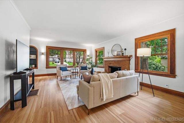609 S 5th Avenue, St. Charles, IL 60174