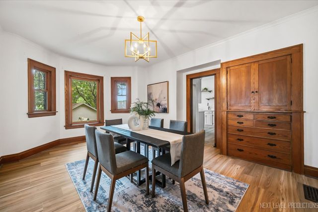 609 S 5th Avenue, St. Charles, IL 60174