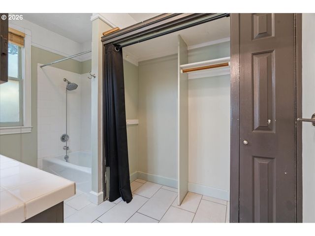 2606 Se PINE St, Portland, OR 97214