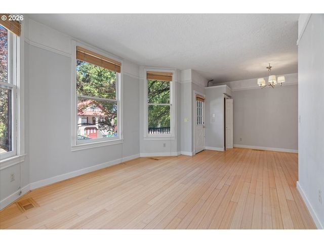 2606 Se PINE St, Portland, OR 97214