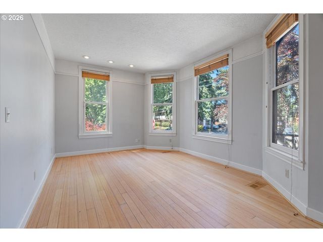 2606 Se PINE St, Portland, OR 97214