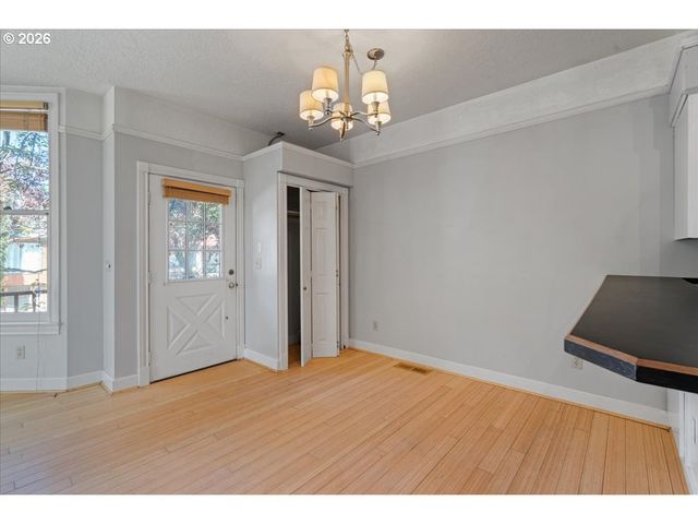 2606 Se PINE St, Portland, OR 97214