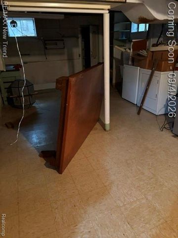 8715 N Wayne Road, Westland, MI 48185