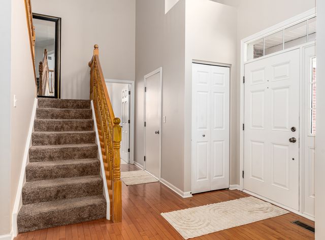 719 Eagle Brook Lane, Naperville, IL 60565