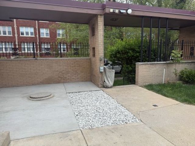 7323 N Damen Avenue, Chicago, IL 60645