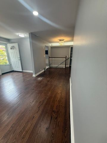 7323 N Damen Avenue, Chicago, IL 60645