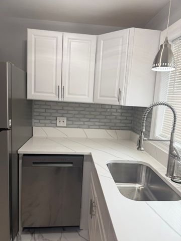7323 N Damen Avenue, Chicago, IL 60645