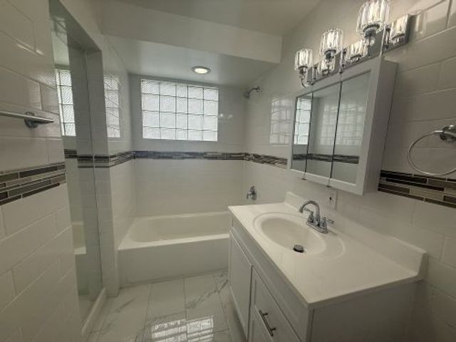 7323 N Damen Avenue, Chicago, IL 60645