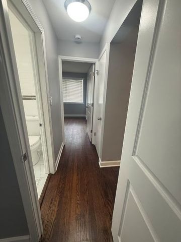 7323 N Damen Avenue, Chicago, IL 60645
