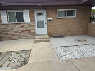 7323 N Damen Avenue, Chicago, IL 60645