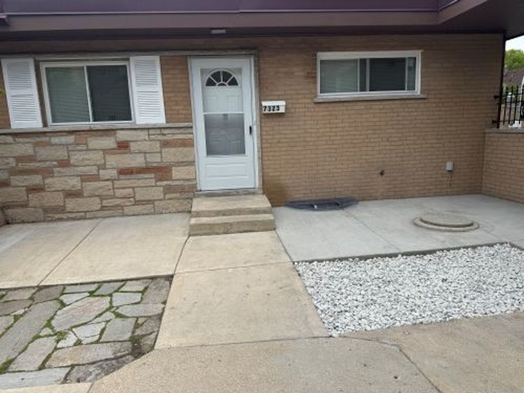 7323 N Damen Avenue, Chicago, IL 60645