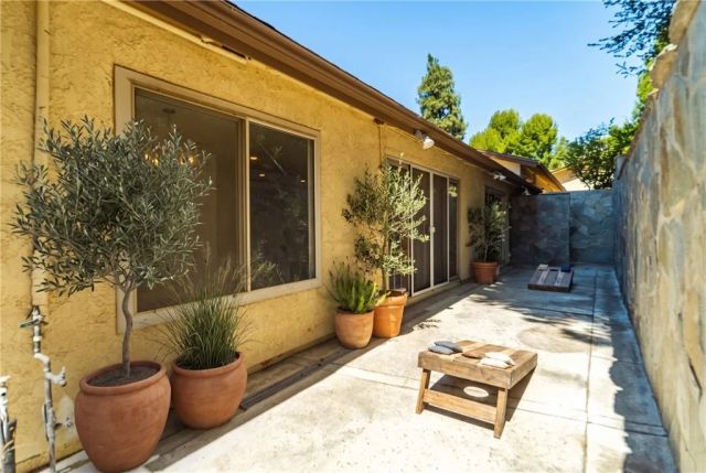 26562 Cardwick Court, Newhall, CA 91321