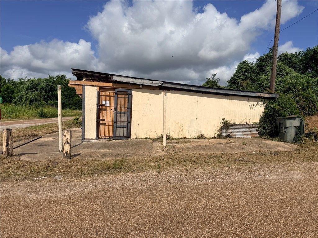 299 County Road 444, Snook, TX 77878 — exterior