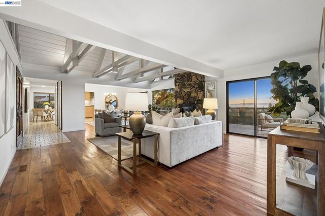 5624 Greenridge Rd, Castro Valley, CA 94552