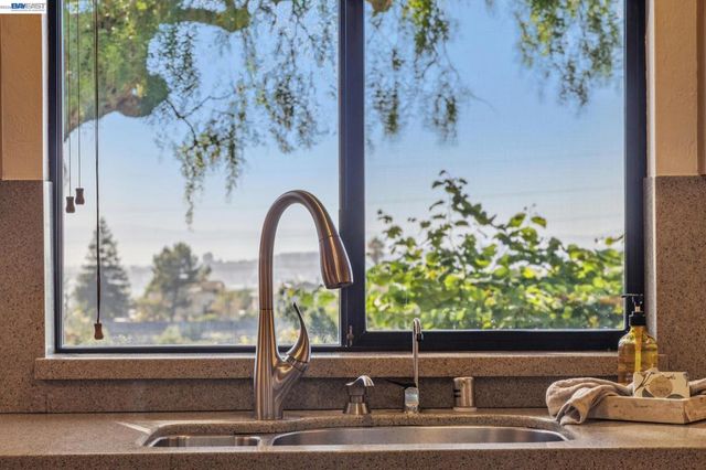 5624 Greenridge Rd, Castro Valley, CA 94552