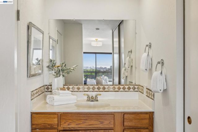 5624 Greenridge Rd, Castro Valley, CA 94552