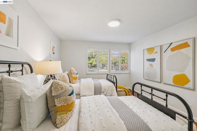 5624 Greenridge Rd, Castro Valley, CA 94552