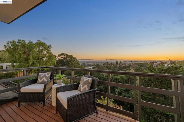 5624 Greenridge Rd, Castro Valley, CA 94552
