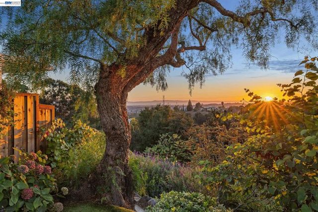 5624 Greenridge Rd, Castro Valley, CA 94552