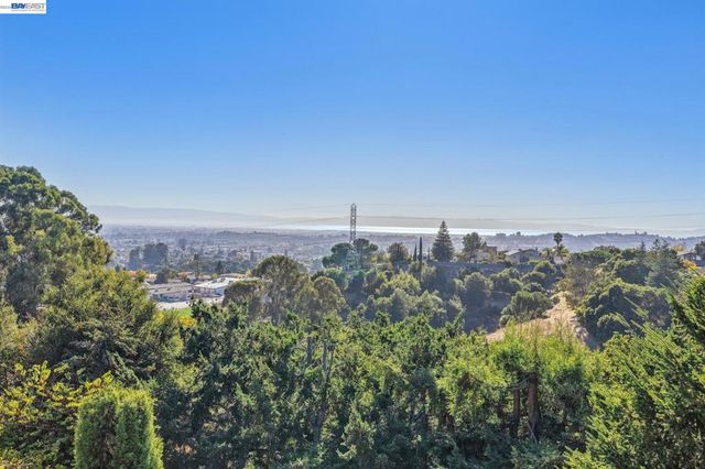5624 Greenridge Rd, Castro Valley, CA 94552
