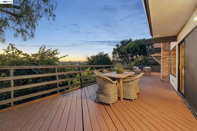 5624 Greenridge Rd, Castro Valley, CA 94552