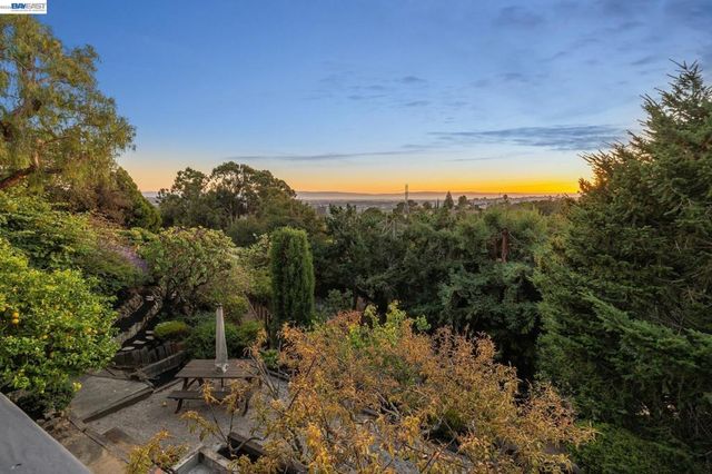 5624 Greenridge Rd, Castro Valley, CA 94552
