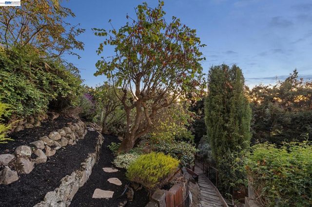 5624 Greenridge Rd, Castro Valley, CA 94552