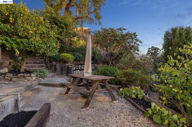 5624 Greenridge Rd, Castro Valley, CA 94552