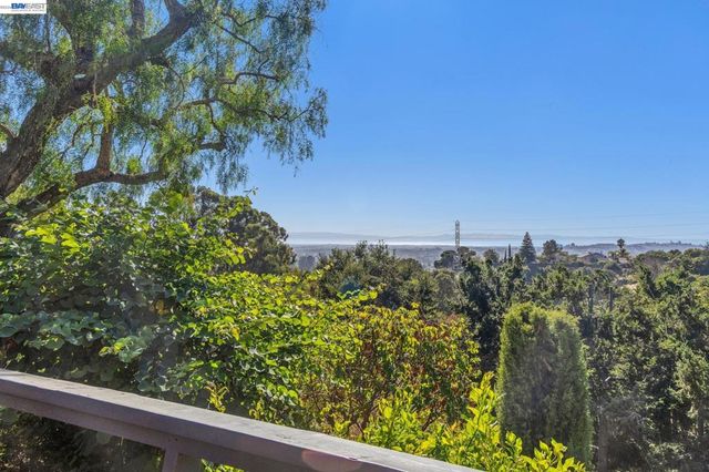 5624 Greenridge Rd, Castro Valley, CA 94552