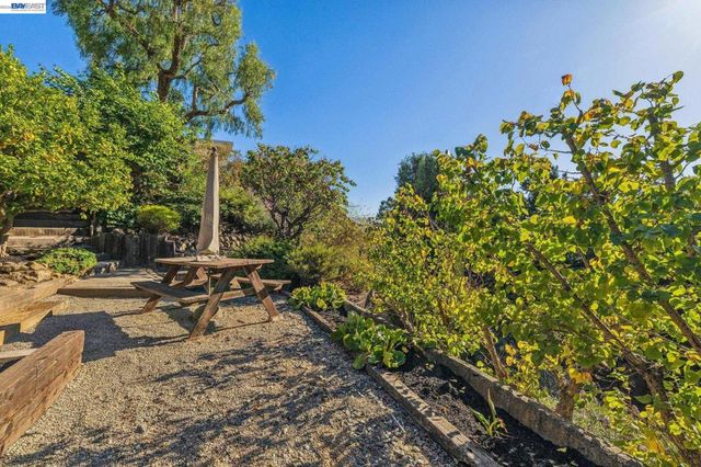5624 Greenridge Rd, Castro Valley, CA 94552