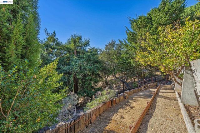 5624 Greenridge Rd, Castro Valley, CA 94552