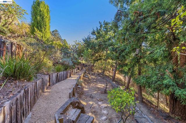 5624 Greenridge Rd, Castro Valley, CA 94552