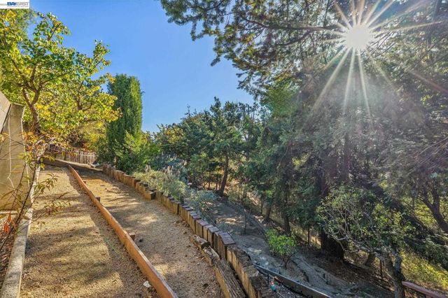 5624 Greenridge Rd, Castro Valley, CA 94552