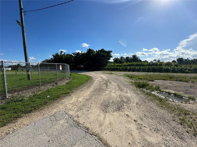 19690 SW 206th St, Miami, FL 33187