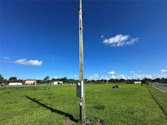 19690 SW 206th St, Miami, FL 33187