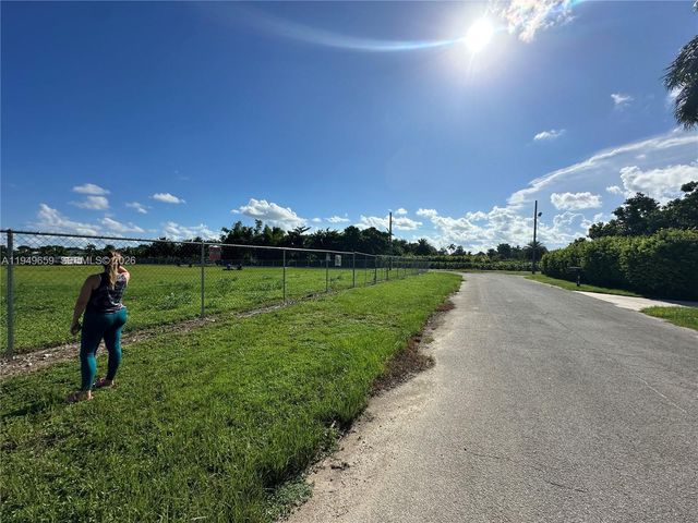 19690 SW 206th St, Miami, FL 33187