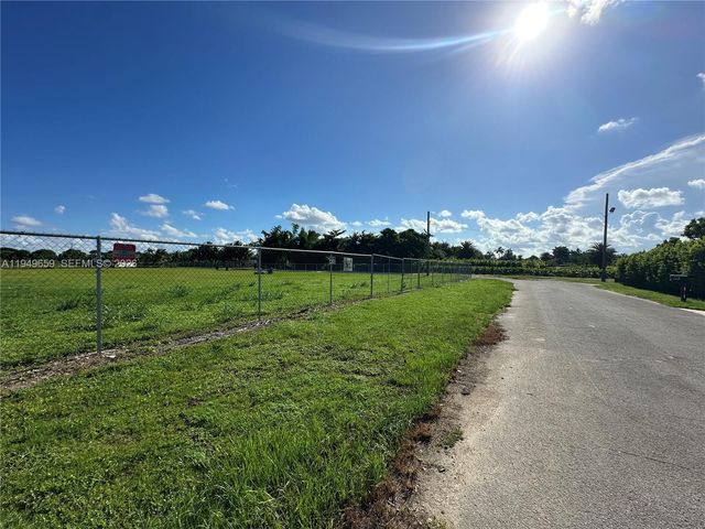 19690 SW 206th St, Miami, FL 33187