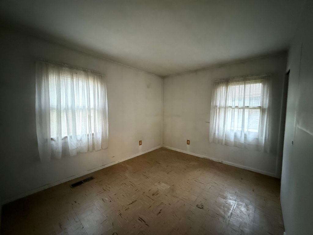 Image 6 of property listing at 141 S Oakdale Avenue, Kankakee, IL 60901