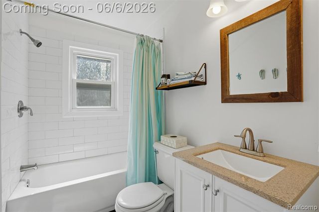 425 W Caroline Street, Fenton, MI 48430