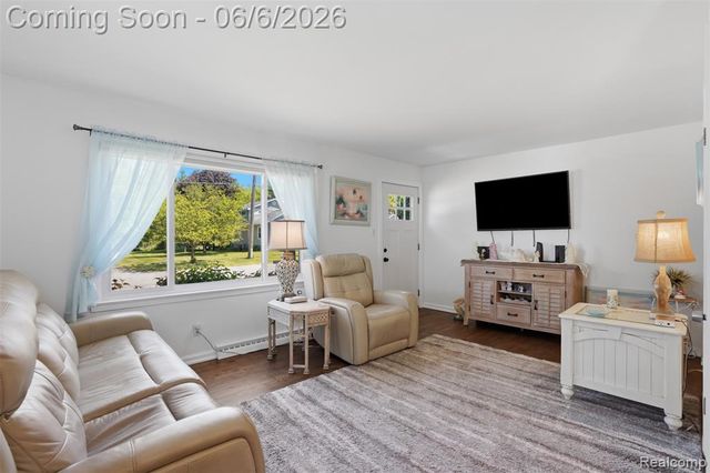 425 W Caroline Street, Fenton, MI 48430